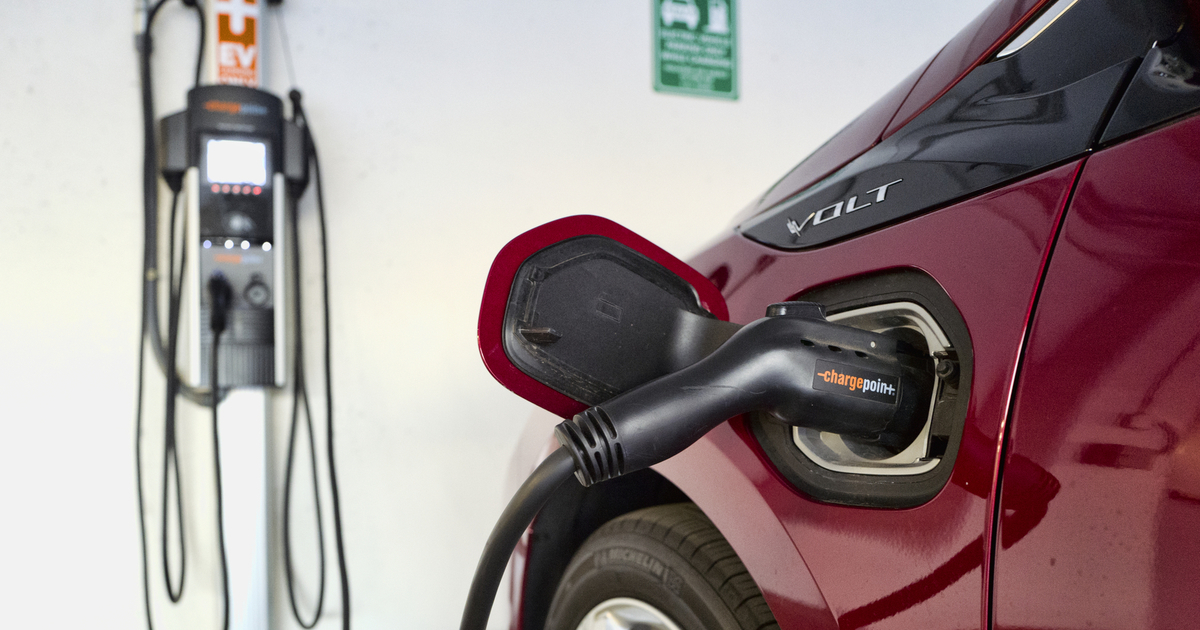 California Cuts Electric Car Rebate